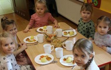 Dzieci-przy-stoliku-podczas-obiadu-3