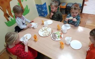 Dzieci-przy-stolikach-spozywaja-obiad-19