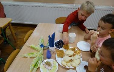 Dzieci-przy-stolikach-spozywaja-obiad-13