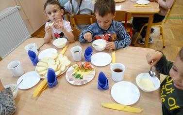 Dzieci-przy-stolikach-spozywaja-obiad-9