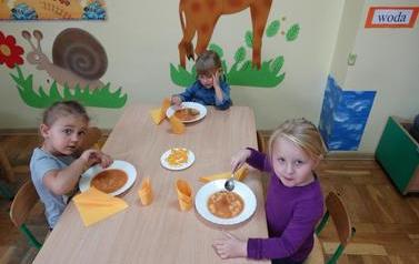 Dzieci-przy-stolikach-spozywaja-obiad-7