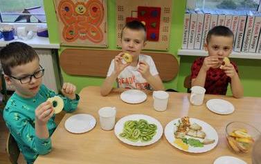 Dzieci-przy-stolikach-spozywaja-obiad-3