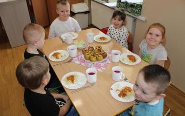 Dzieci-przy-stolikach-jedza-obiad-1