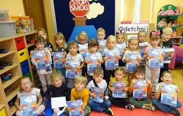Dzieci z grupy Biedronek z kolorowankami dot. smogu (1280x947)