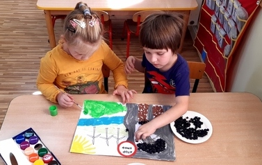 Dzieci wykonują plakat o smogu (1280x708)