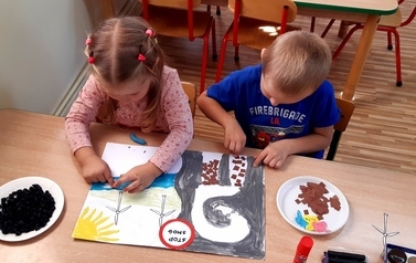 Dzieci tworzą plakat o smogu (1280x695)