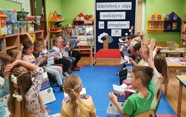 Dzieci rozmawiają na temat ulotek o czystym powietrzu (1280x606)