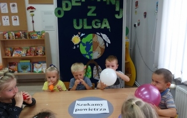 Dzieci dmuchają balony w celu obserwacji ich powiększenia przez wdmuchiwanie powietrza (1280x960)