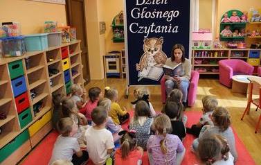 Pani Ewa czyta wiersz dzieciom z grupy Biedronek (1)