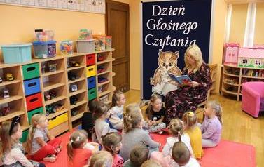 Pani Dyrektor czyta książeczkę Biedroneczką (2)