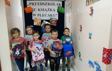 dzieci z książkami w plecaku (Kopiowanie)