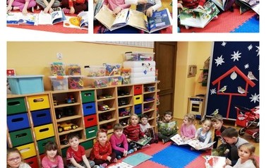 Dzieci z grupy Biedronek oglądają książeczki (Kopiowanie)