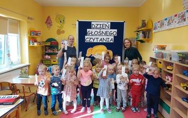 Dzieci trzymają zakładki do książek (Copy)