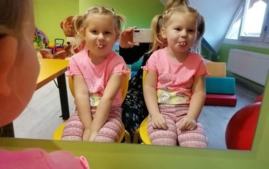 Blizniaczki-cwicza-przed-lustrem (Kopiowanie)