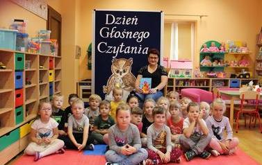 Babcia Igi czyta bajkę dzieciom z grupy Biedronek