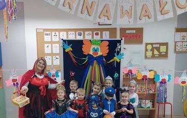Grupowe zdjęcie Krasnoludk&oacute;w z oddziału Krzydłowice