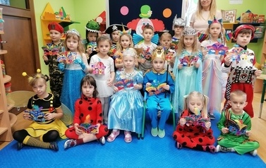 Grupa Motylki na balu karnawałowym