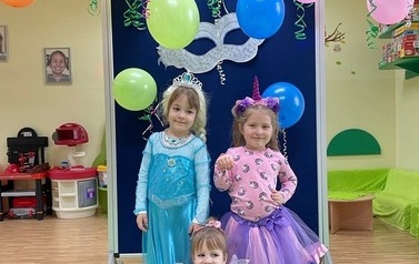 Dziewczynki prezentują swoje stroje karnawałowe.