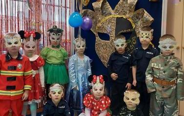 Dzieci z oddziału Mr&oacute;wki w maskach (Copy)