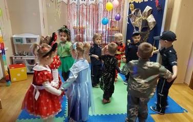 Dzieci z oddziału Mr&oacute;wki tańczą w parach (Copy) (2)