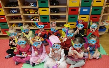 dzieci z grupy pszcz&oacute;łek prezentują maski karnawałowe