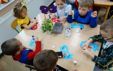 dzieci robią maski karnawałowe Tulipanki