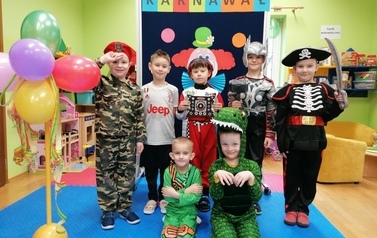 Chłopcy z grupy Motylk&oacute;w w strojach karnawałowych