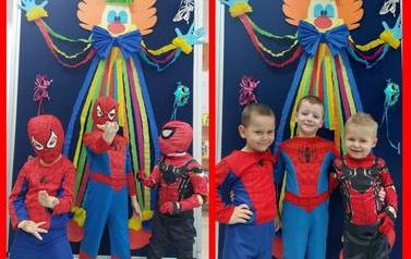 Chłopcy z grupy Krasnoludk&oacute;w w strojach spidermena