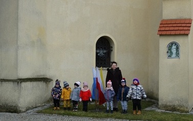 dzieci zwiedzają kości&oacute;ł