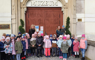 dzieci pod muzeum