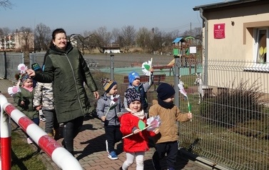 Bratki spacerują