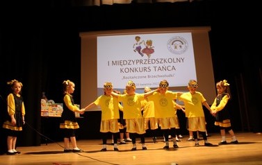 taniec grupa Stokrotki 1