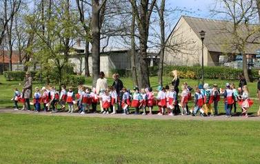 Patriotyczna parada przedszkolak&oacute;w (1)