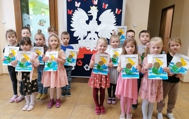 Dzieci z pracą plastyczną