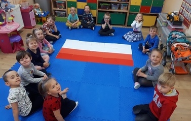 Dzieci układają flagę Tulipanki