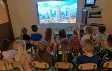 Dzieci oglądają film o Warszawie