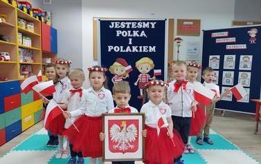 1 Zdjęcie grupowe Krasnoludk&oacute;w w barwach biało czerwonych