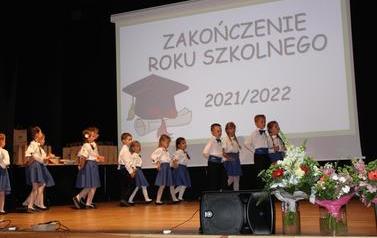 Dzieci tańczą poloneza