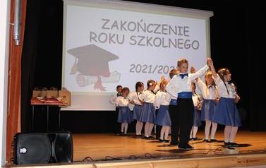Dzieci tańczą poloneza (2)