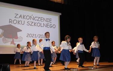 Dzieci tańczą poloneza (1)