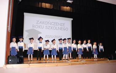 Dzieci śpiewają piosenkę