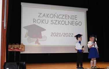 Dzieci recytują wiersz (2)