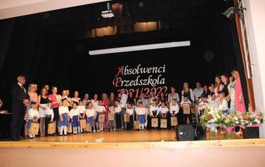 Absolwenci przedszkola z rodzicami  (4)
