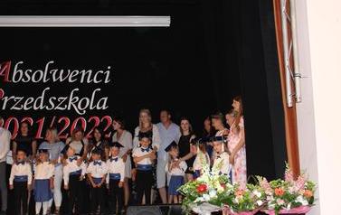 Absolwenci przedszkola z rodzicami  (3)