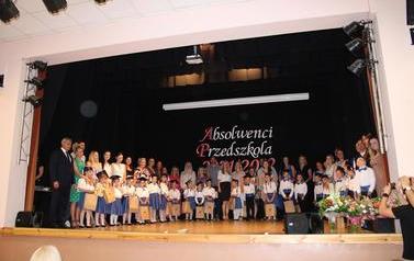 Absolwenci przedszkola z rodzicami  (2)