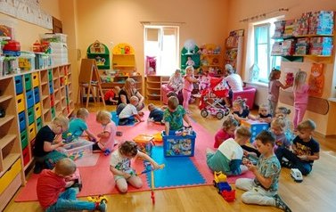 Zabawy swobodne dzieci w sali przedszkolnej