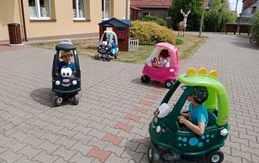 Dzieci w samochodzikach