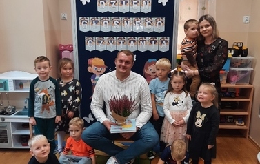 Dzien-Glosnego-Czytania-w-grupie-Mrowek-wspolne-zdjecie-dzieci-z-zaproszonym-gosciem-p.-Jakubem-Kiczakiem