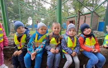 Dzieci-z-oddzialu-Biedronek-podczas-zwiedzania-mini-Zoo-w-Lubinie-2-Copy
