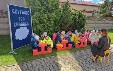 Biedronki-biora-udzial-w-akcji-Czytanie-pod-chmurka